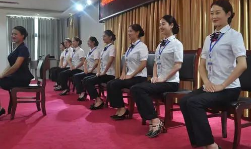 酒店里s型的椅子干嘛用的，情侣酒店那个s沙发怎么用（酒店服务礼仪培训——行为举止、站、走、坐、蹲姿）