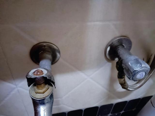 水龙头接口处漏水怎么办，水龙头接头边渗水怎么办（水龙头丝口断在丝口内怎么取）