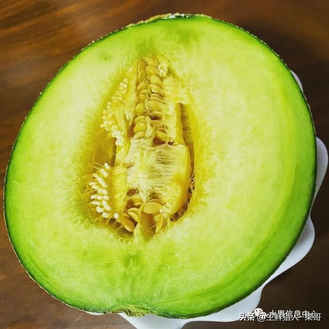 绿色的哈密瓜叫什么，绿色的哈密瓜叫什么名字（哈密瓜、蜜瓜、网纹瓜、香瓜、羊角蜜傻傻分不清）