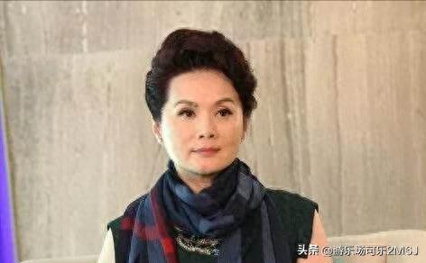 妈妈短发发型图片，最新流行中年短发发型女（短发时尚、衣着素雅）