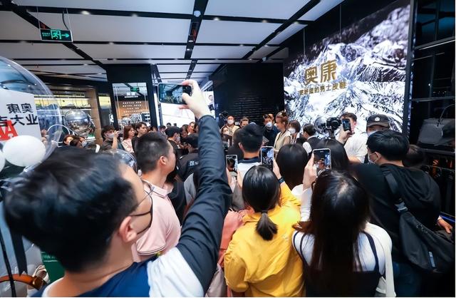 奥康皮鞋专卖店，请问上海哪边有奥康皮鞋专卖店（新店爆火、新品斩获“鞋界奥斯卡”）