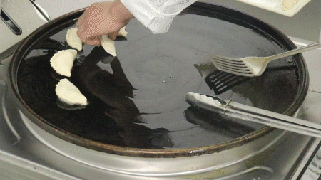 韭菜盒子制作方法，韭菜盒子怎么做出来又软又香（北疆食堂丨兵哥哥教你做韭菜盒子）