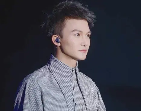 蒙面唱将周深身骑白马是哪一期，蒙面唱将周深身骑白马第几期（2次差点被“毁掉”的男歌手）