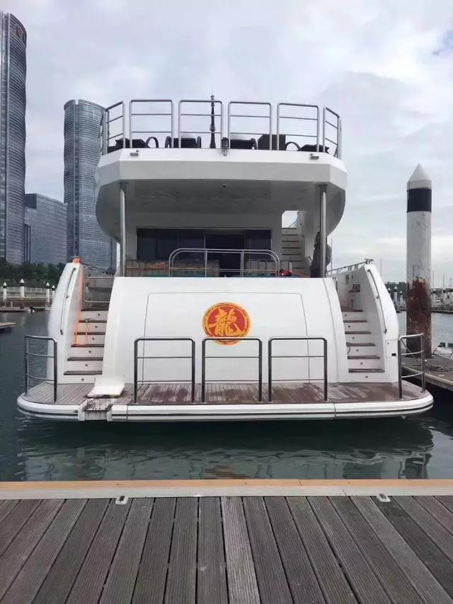 藏品堆满8个仓库，戴2000万名表，豪宅遍布全球，成龙身家太惊人