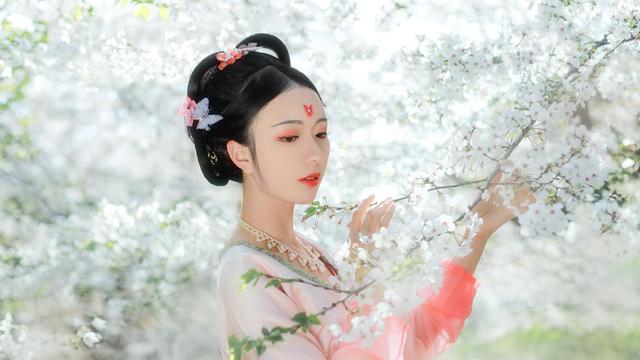 女生追男生的技巧，5个女追男的方法（追女生最有效的3个方法）