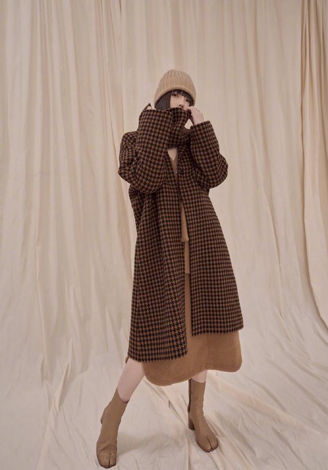 千鸟格裤子搭配什么色尼大衣，千鸟格裤子穿搭（千鸟格大衣高级穿搭）