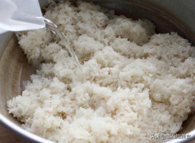 如何制作甜酒，怎么做甜米酒（轻松做出香甜好喝的米酒）