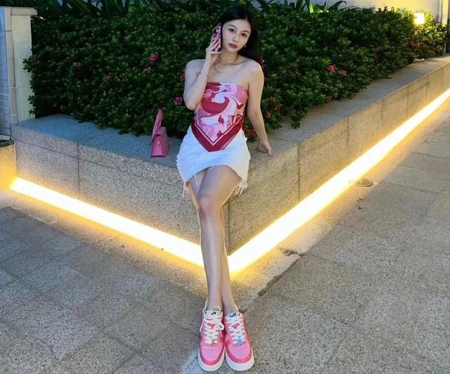明星父女颜值对比黄多多，邱淑贞女儿大长腿