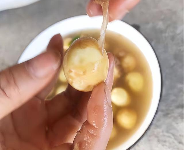 土豆皮红色的怎么回事，土豆皮有点红色（土豆发芽还能吃吗）