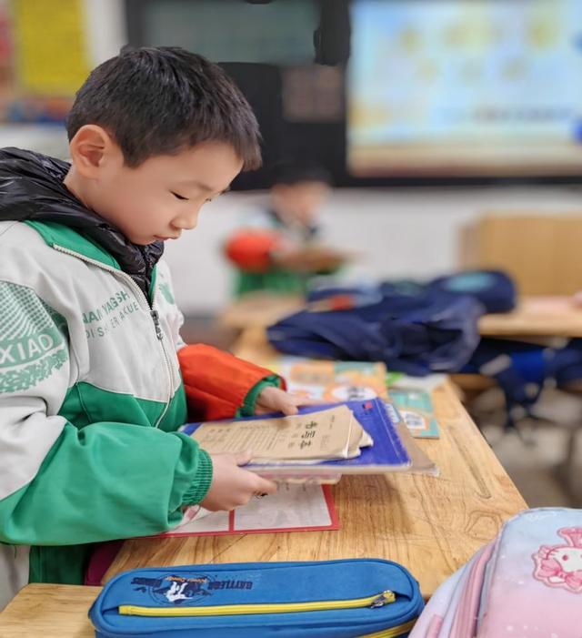 如何教孩子学会系红领巾，如何给孩子系红领巾（——记南阳市第十二小学校队前教育活动）