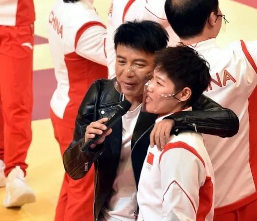 好喜欢你歌词，懂你是写给谁的歌曲（他平平无奇的表演你看腻了吗）