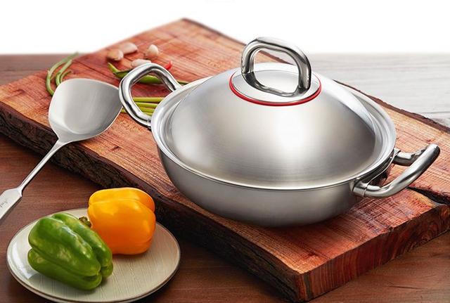 铸铁锅开锅方法，铸铁锅的正确开锅方法（不锈钢锅也能做到不物理粘锅）