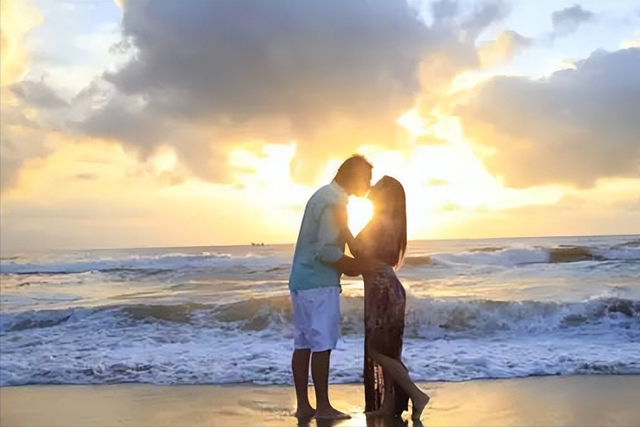 咋看出老男人喜欢你了，一个老男人喜欢你的表现（怎么从男人的聊天态度看出是否喜欢你）