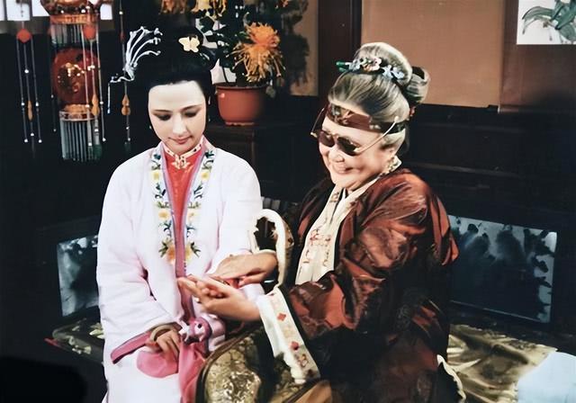 王熙凤人物形象分析，王熙凤人物形象分析100字（让王熙凤从间接害人变成直接害人的关键人物是贾母）