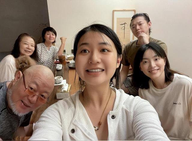 仲小萍比火风大几岁，火风老婆仲小萍个人简介（歌手火风母亲感染新冠去世）