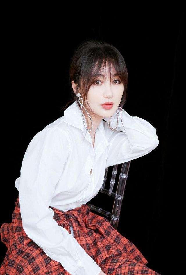 李菲儿：和黄晓明同居3年，因杨颖分手，35岁仍单身