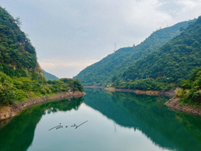浙江磐安有个神奇的景区，游客都在溪水里走，还能在水上荡秋千？