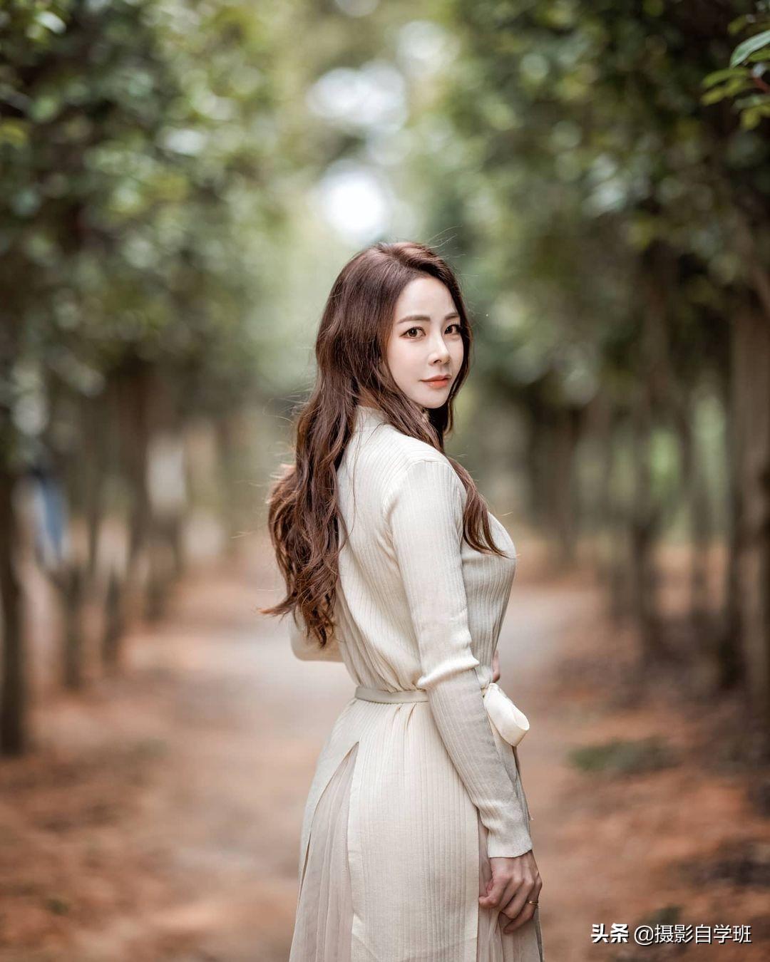 中年女性拍照时怎么样拍摆pose好看(中年女人优雅自然的拍照姿势)