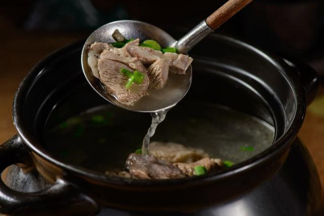 新疆美食有哪些，新疆的美食有哪些（新疆的10样“西域美食”）