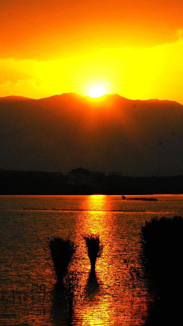 落日餘暉映晚霞,一抹夕陽美如畫,落日餘暉的唯美詩句發朋友圈,落日