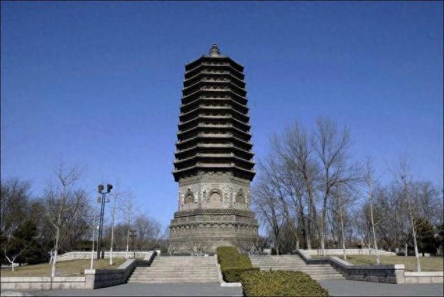 北京有个玲珑公园，园中有古塔，小巧别致景色宜人