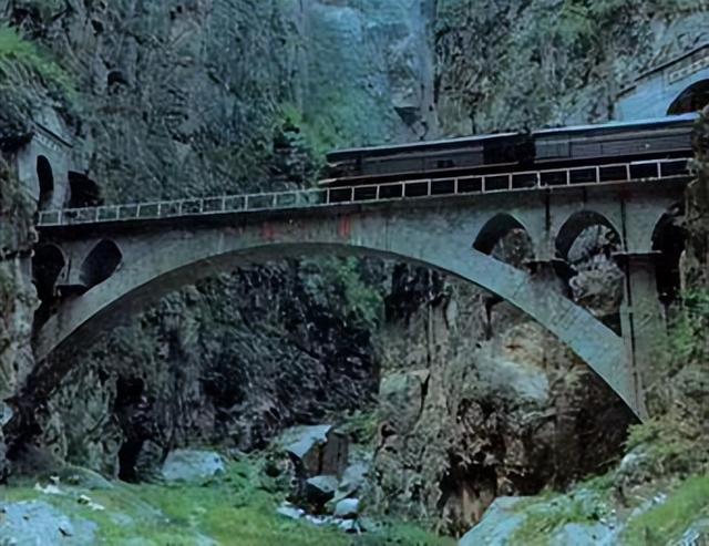 桥梁由哪些部分组成，桥梁由哪些部分组成的（拱桥的基本组成及主要特点）