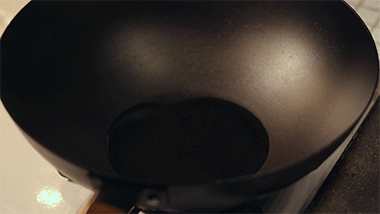 美贝怎么吐沙，2分钟花蛤快速吐沙子（洗白白盖上被子煮一煮）