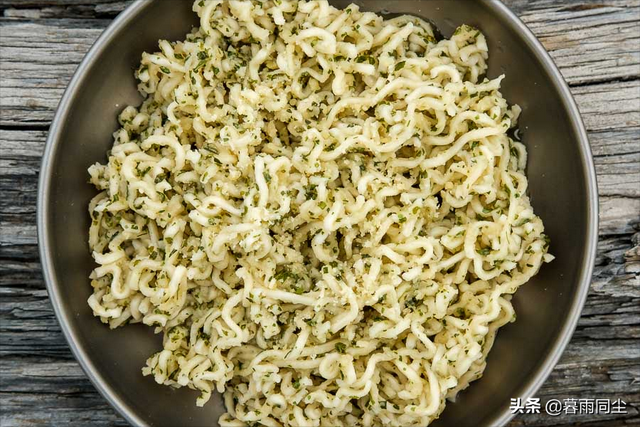 爬山带什么吃的比较好，爬山适合带什么吃的（如何让你的方便面营养均衡、更好吃）