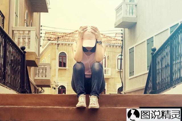 爱一个人不想放手的句子，爱一个人不得不放手的句子（永远忘不掉某人的心情说说-图说精灵）