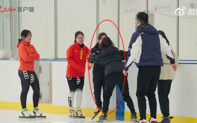 29岁杨紫私下练习滑冰！紧抿嘴唇一脸害怕，双腿打颤直呼救命