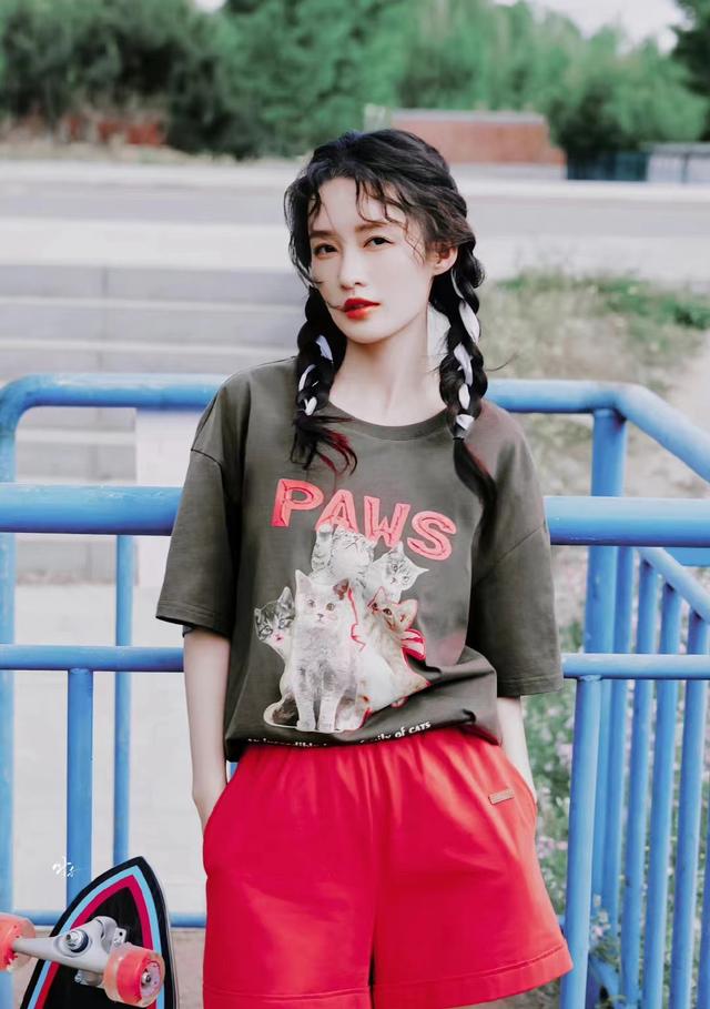 夏天穿红色t恤好看吗，夏天红色t恤怎么搭配（李沁咖啡色印花T恤配红色短裤）