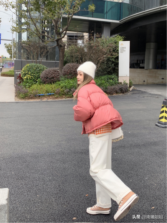 今年流行什么颜色衣服，今年流行什么颜色衣服2021（今年流行穿“彩色羽绒服”）