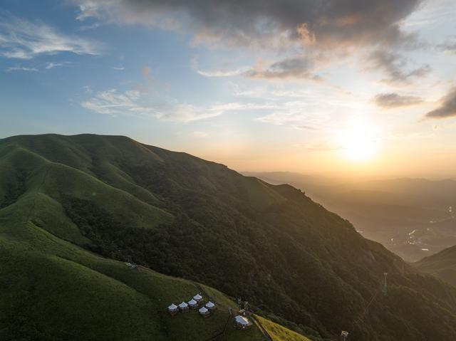 武功山旅游攻略，江西武功山旅游攻略（武功山顶露营看日落是什么体验）