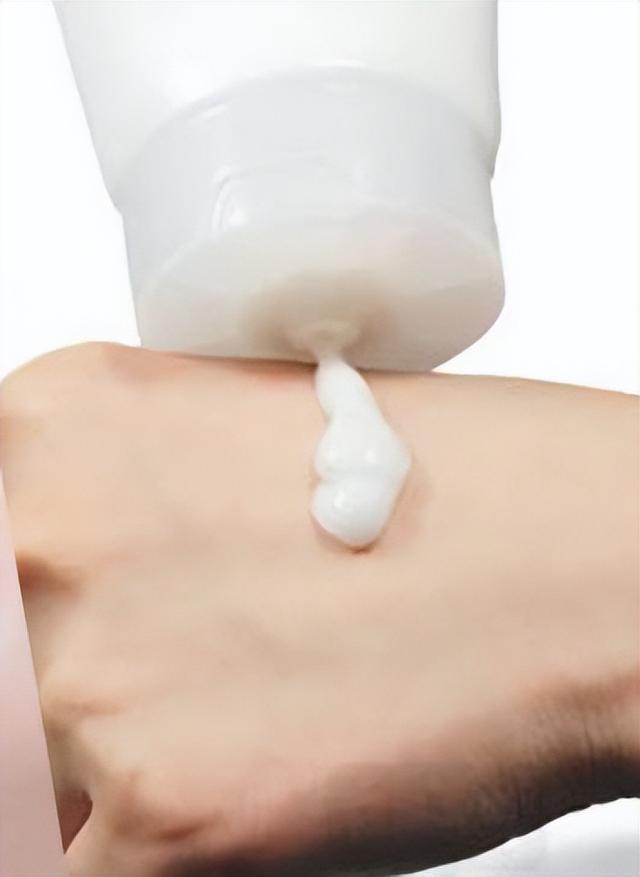 洁面乳怎么用才正确，洁面乳正确使用方法（你还在错误洗脸吗）
