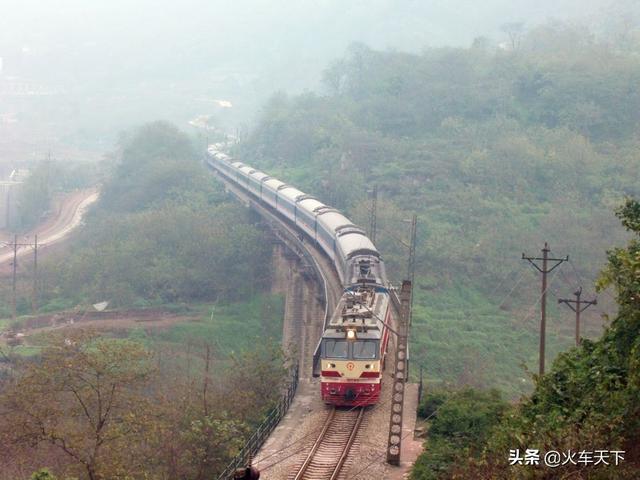 沙坪坝哪个出口离高铁站最近，沙坪坝高铁站离西站有多远（曾经是襄渝客车进出重庆站的必经之路）