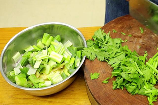 猪油有异味怎么去除，猪油有骚味怎么处理（猪油白净香浓没腥味）