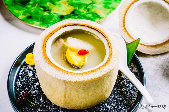 椰青怎么吃，椰子怎么吃?怎么打开?视频（香港超流行椰青炖鲍鱼汤做法）