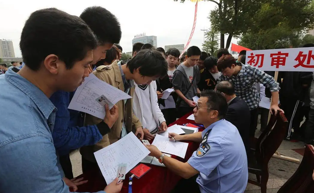 公务员政审三代是指哪三代，父亲进过监狱但我过了政审了（建议取消政审“查三代”）