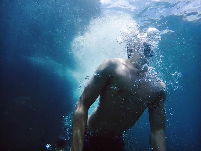 蛙泳的动作要领，蛙泳动作要领（蛙泳的换气要诀及训练方法）