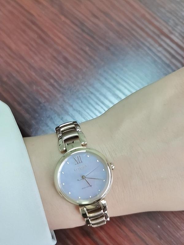 女士手表排行榜前十名，品牌手表女排行榜前十名（看看这两款女士手表吧）