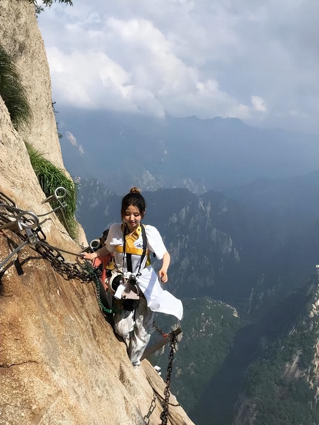 华山第一险长空栈道，小伙刚走上去就腿软了，你敢看完全程吗？