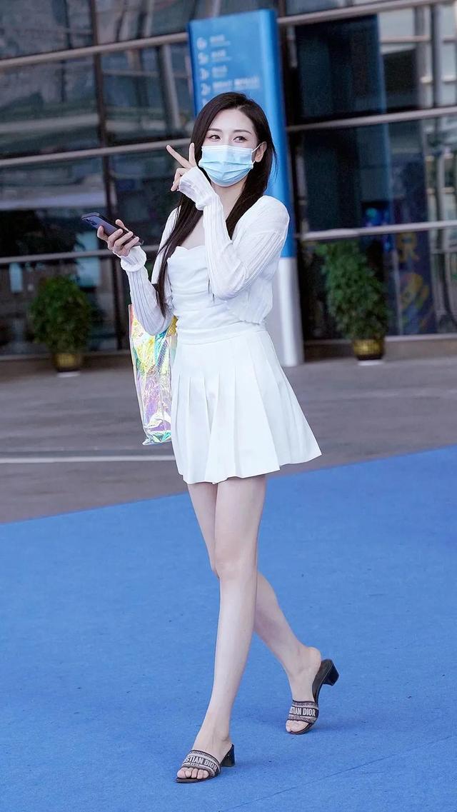 白色连衣裙外面搭配图，白色连衣裙外面搭配图片（身着白色连衣裙小姐姐们）