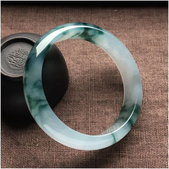 翡翠种水等级划分价格，翡翠等级划分及价格（1万和1000万的翡翠手镯）