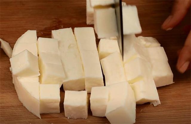 刚挤出来的牛奶怎么煮，刚挤的鲜牛奶怎么煮（家里剩2盒牛奶）