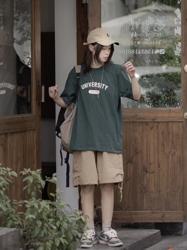 卡其色裤子配什么颜色鞋子，白色裤子配什么鞋子好看（卡其色短裤搭配什么颜色上衣好看）