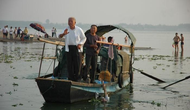 黄河捞尸人，黄河捞尸人捞死尸图片（用烟味掩盖身上的“尸臭”）