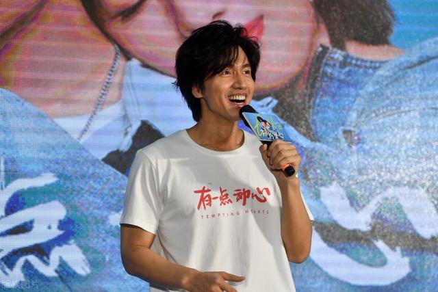 “性感女人”林志玲：“一脱成名”惹争议，马踏胸部吓死人，揪心