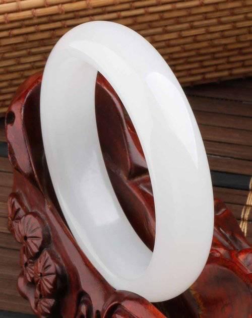 方解石玉是什么玉值钱吗，方解石玉值钱吗（王者玩具-不养人的8种玉）