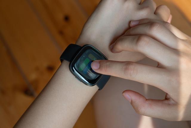 罗能g28智能手表app下载，罗能g28智能手表怎么调时间（G28心电血压智能手表）