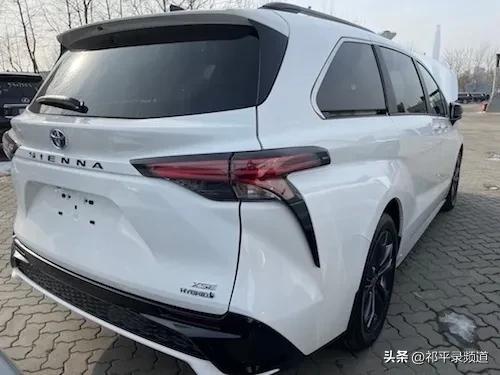 八座塞纳2022款，玩家讲述丨2022款丰田塞纳2.5混合动力平行进口车配置详解